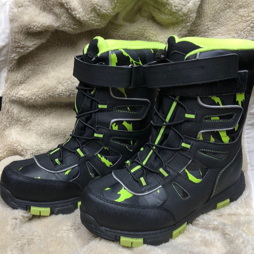 Quest boys size 6 snow boots